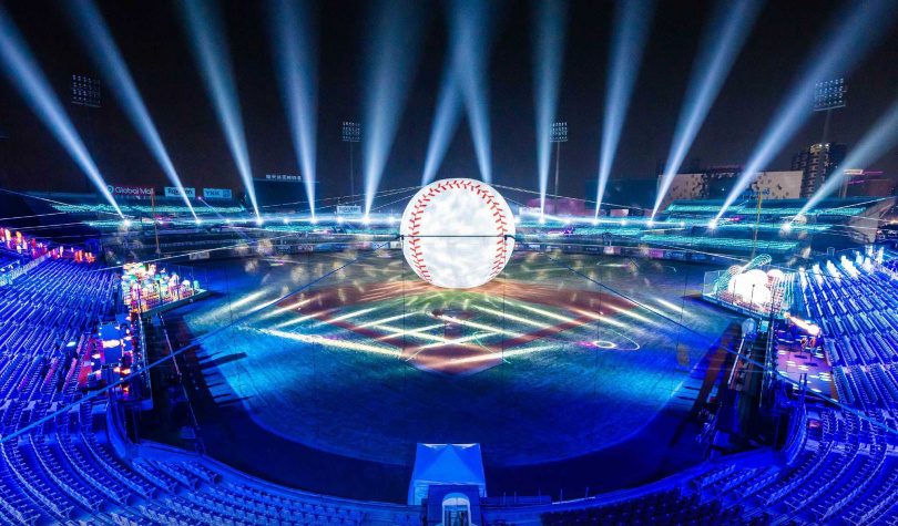 「活力發光站」燈區有「光耀之球」主題展演秀，每日18點～22點、每半小時演出一次。（圖／桃園市政府提供）