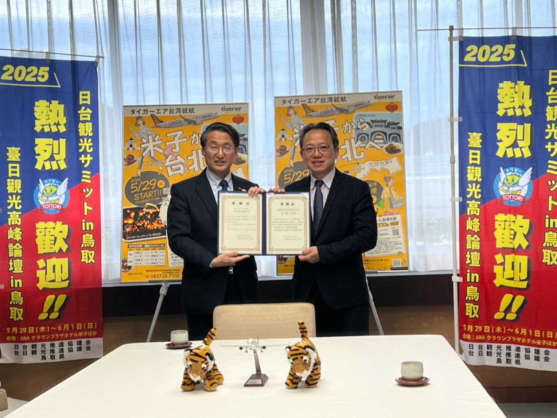 日本鳥取縣知事平井伸治（左）致贈感謝狀給台灣虎航商務長許致遠，宣告桃園-米子航線將於5月開航。（圖／台灣虎航提供）