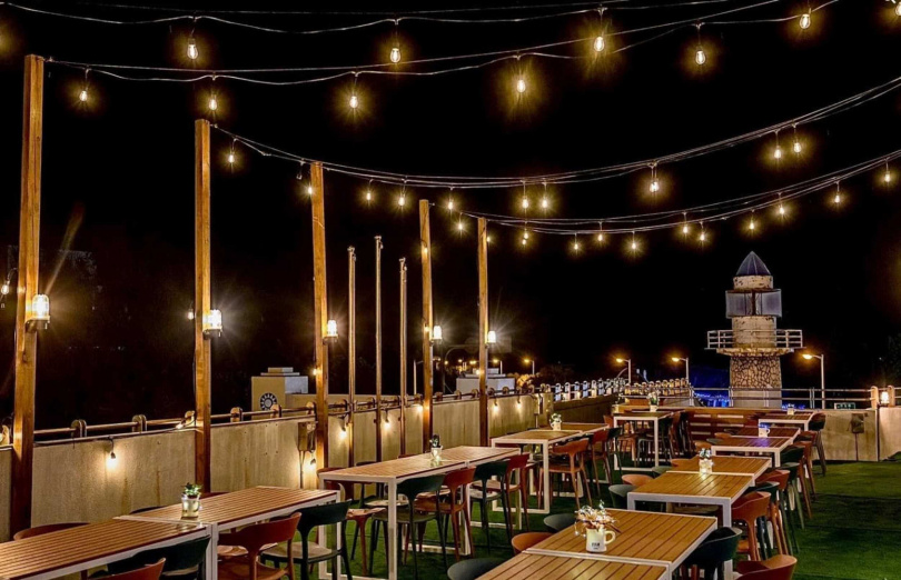 民眾可於澎湖花火節期間頗具人氣的吹吹風景觀餐廳，邊看煙火邊大啖美食。（圖／雄獅旅遊提供）