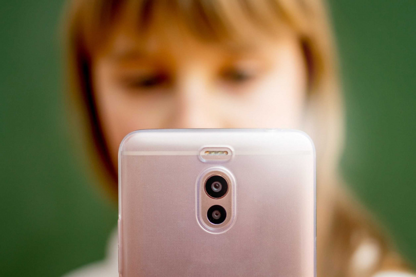 為了確保唐寶寶安全，家長會買手機供孩子使用，但也會規範使用時間，並設定「兒童保護模式」。（圖／示意圖，與本案無關／翻攝自123RF）