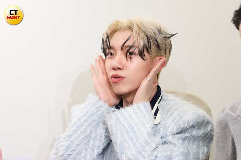 腳受過傷的藍弟現在久蹲膝蓋會痛。（圖／林士傑攝）