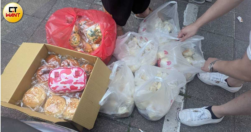 有內湖區區民帶著補給品來北檢聲援。（圖／林冠吟攝）