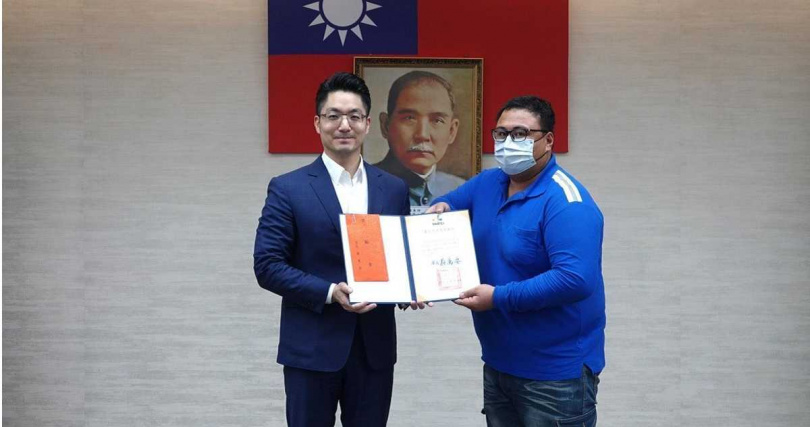 蔣萬安公開表揚2位曾協助警方逮住犯嫌的黃姓與薛姓民眾。（圖／翻攝畫面）