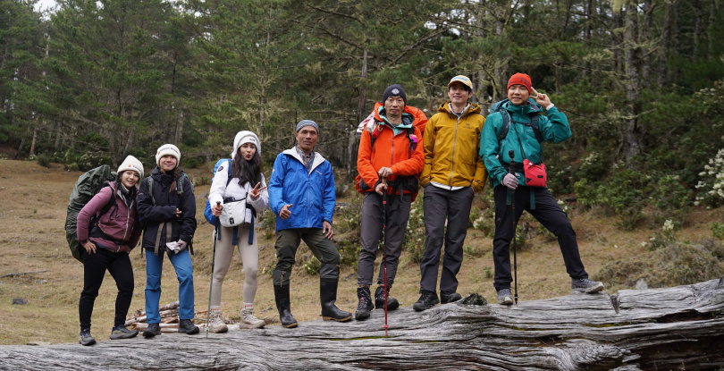 左起登山家詹喬愉、登山家Hong Trinh Geye、雷艾美、卓福星嚮導、阿傑黃仕傑、楊盛堯MAX、八弟一同應對高山挑戰。（圖／三立提供）