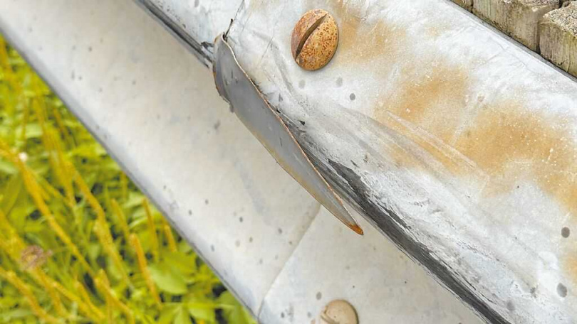   民進黨議員顏蔚慈批評，二重疏洪道護欄大量存在裝設錯誤、尖銳突起等重大缺失，無法發揮緩衝防護功能。（圖／員顏蔚慈提供／中國時報高鈞麟新北傳真）