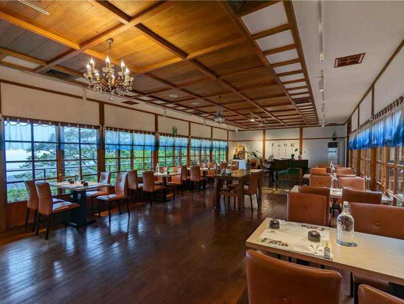 位於台北市的草山行館原為前總統蔣公來台後的臨時官邸，後活化作為藝文場館及餐廳使用。不過近期傳出業者欲將行館改為民宿，台北市議員侯漢廷呼籲應朝「低商業、高文史」為原則改善。（圖／台北市文化局提供）