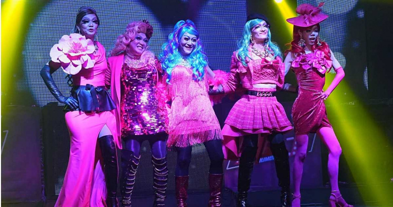 《男兒王2》Queens要前往泰國參加變裝比賽。（圖／華映提供）