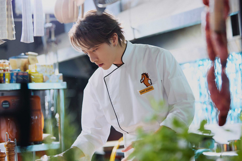 坤達在MV中飾演五星大廚。（圖／相信音樂提供）