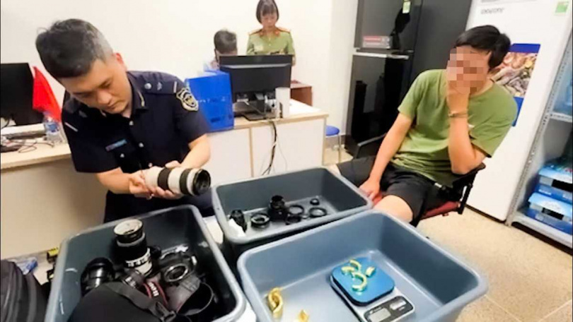 越南河內「內排國際機場」（Noi Bai International Airport）海關人員，25日下午破獲1起手法極其精巧的非法黃金走私案件。（圖／翻攝自VietNamNet）