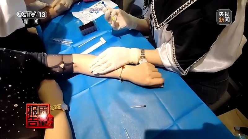 該培訓班在沒有任何合格醫師在場的狀況下，任由學員們互相以彼此對象練習針劑注射。（圖／翻攝微博）