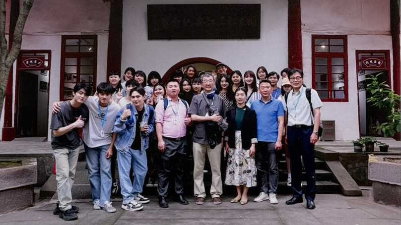 江安劇專培養出王生善、崔小萍等戲劇人才，遷台後於台灣藝術大學等校任教，成為台灣戲劇教育的奠基者，也為兩岸文化交流開啟新契機。圖為台藝大師生與重慶大學於江安國立劇專紀念館展開交流活動，延續歷史情緣。（圖／王小萌翻攝）