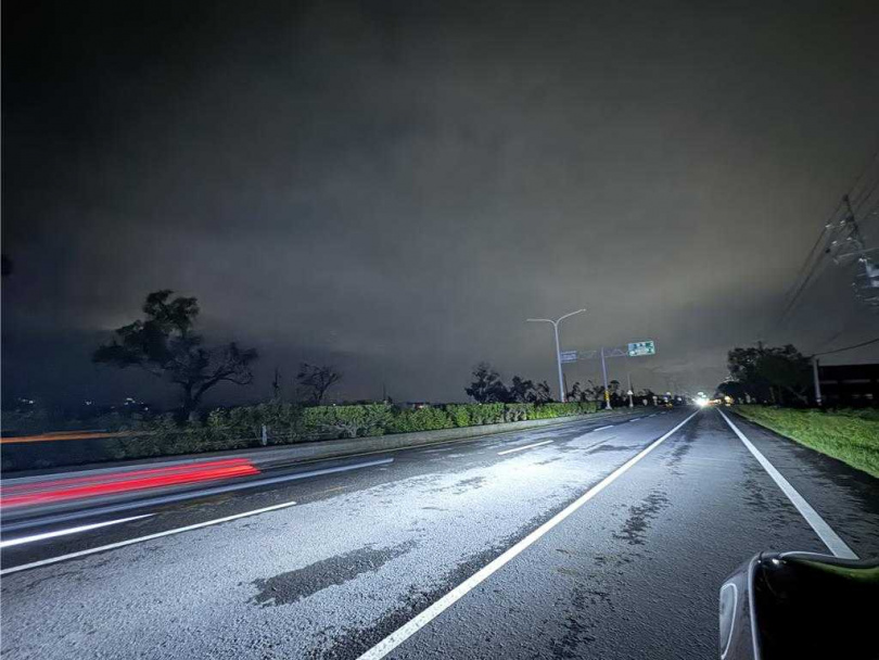 台南受風災影響造成大規模停電,停電戶數13日凌晨終於降到4位數。(圖/曹婷婷攝)