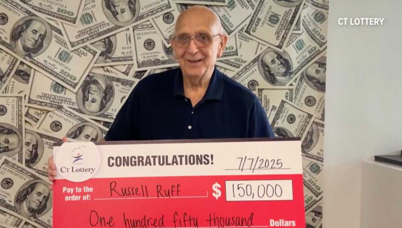 拉夫感謝家裡的貓貓帶來好運。（圖／翻攝自youtube／FOX 61）