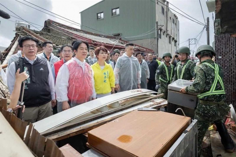 賴清德（前排左二）勘災時不少爭議發言引爆災民怒火。（圖／翻攝自總統賴清德臉書）