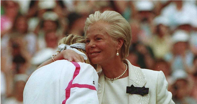 1993年，肯特公爵夫人在溫布頓公開賽安慰落敗的捷克選手雅娜．諾芙娜，場景成為經典畫面。