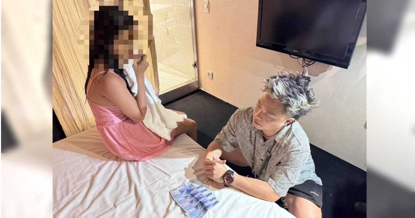 警方破門時，當場在S男身上查獲性交易所得5千元。（圖／翻攝畫面）