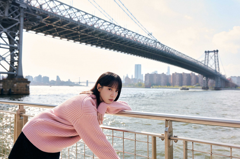 程予希在威廉斯堡大橋拍美照。（圖／星星相藝提供） 