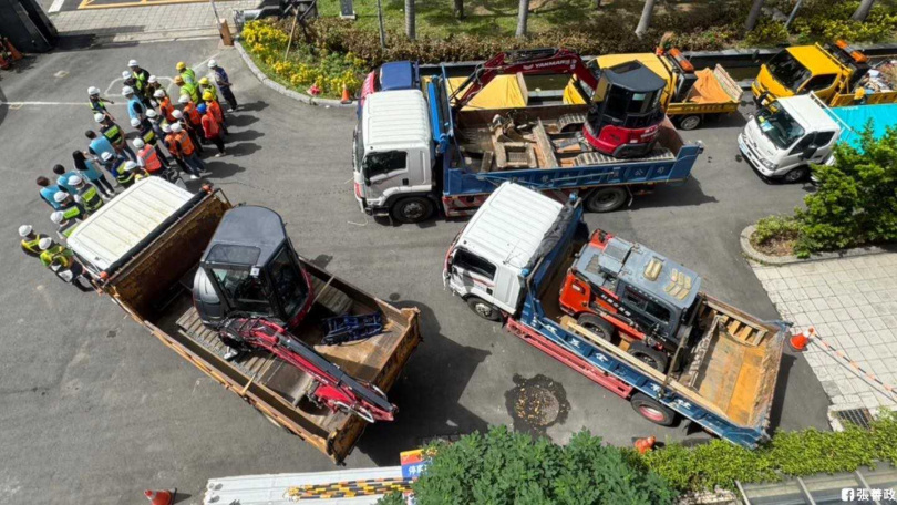 桃園市府出動大型機具與救援人員，跨縣支援花蓮馬太鞍溪堰塞湖災情。（圖／取自張善政臉書）