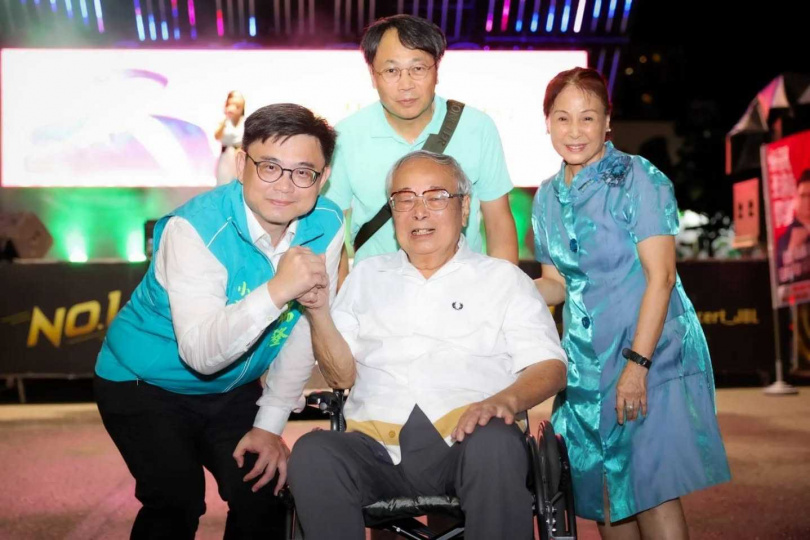 前行政院長張俊雄上週仍為立委賴瑞隆站台助選，卻意外成為他最後一次公開露面。（圖／翻攝自賴瑞隆臉書）