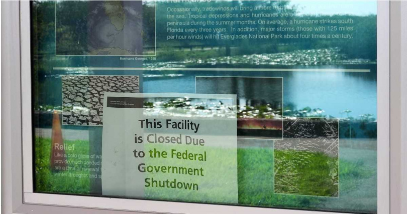 灣區多個聯邦單位因預算中斷暫停開放,建築門口貼出暫停營運的公告。