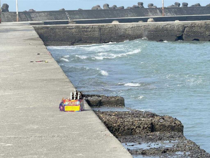 蚵仔寮海岸邊有民眾留下的炮竹垃圾。（圖／中國時報紀爰攝）