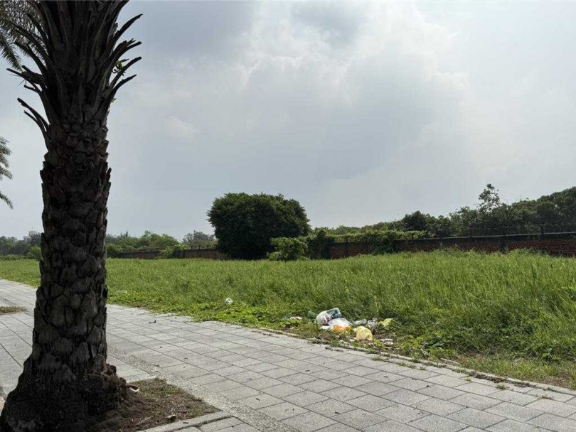 蚵仔寮海岸邊草皮也有炮竹等塑膠垃圾。（圖／中國時報紀爰攝）