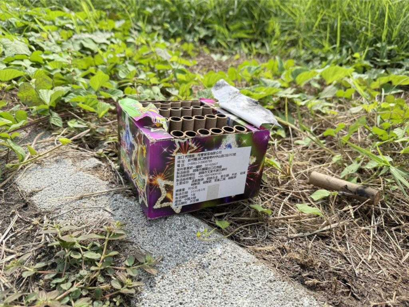 民眾放完炮竹就離去，垃圾未帶走。（圖／中國時報紀爰攝）