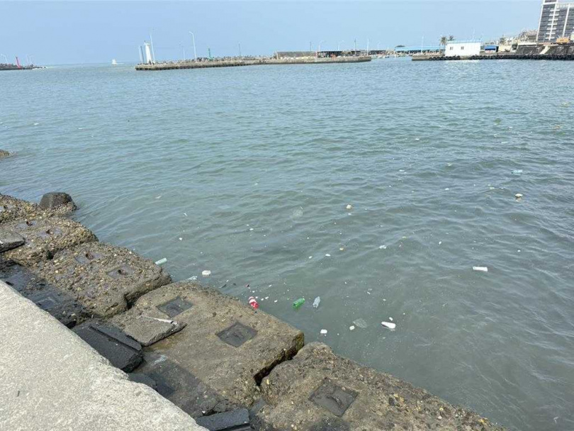 蚵仔寮海岸邊可見海裡有塑膠、寶特瓶、鋁罐等垃圾。（圖／中國時報紀爰攝）