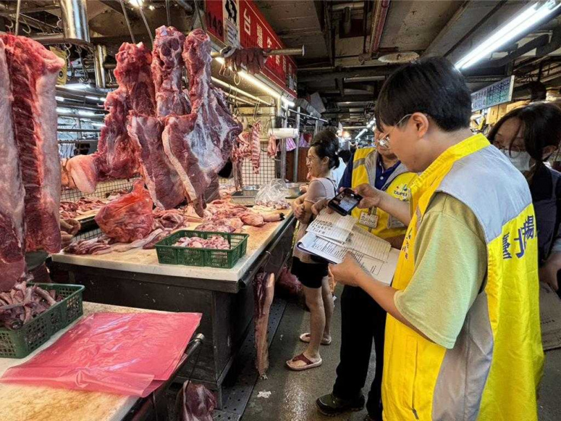北市產發局長陳俊安表示，目前抽查結果顯示，台北市場的豬肉供應量和品質都沒有問題，圖為西寧市場稽查狀況。（圖／北市產發局提供）