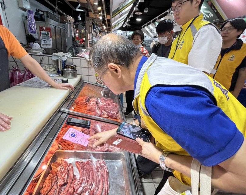 北市產發局長陳俊安說，後續會依照昨天會議結論，逐步對幾個市場抽查，圖為南門市場稽查狀況。（圖／北市產發局提供）