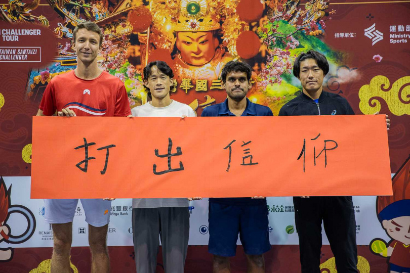 選手體驗書法，並寫下今年賽事標語。（圖文提供／中華民國網球協會）