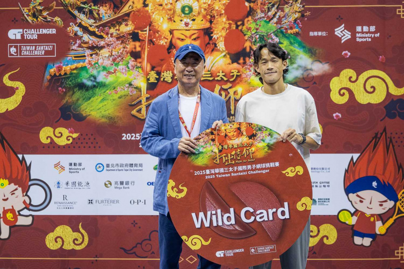 賽事創辦人暨太平洋網球發展基金會董事長廖裕輝（左）頒發單打會內賽外卡予莊吉生。（圖文提供／中華民國網球協會）