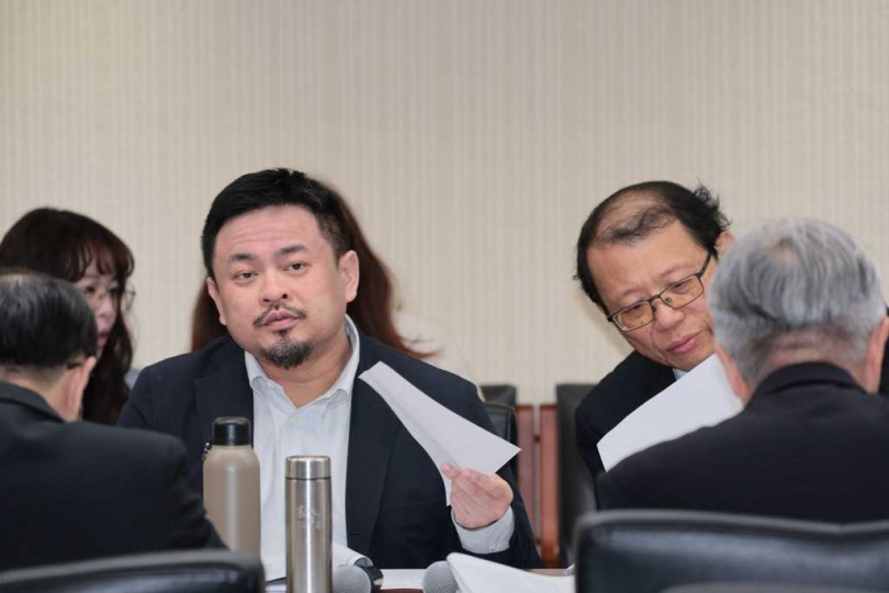 立法院社會福利及衛生環境委員會繼續審查「外送平台管理暨從業人員權益保障法草案」,勞動部長洪申翰(中左)列席。(圖/郭吉銓攝)