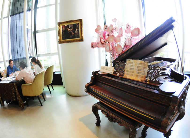 「Mr.J義法廚房」開店時，周董將拍攝《不能說的秘密》時所用到的電影道具授權給范牧群使用。（圖／報系資料照）