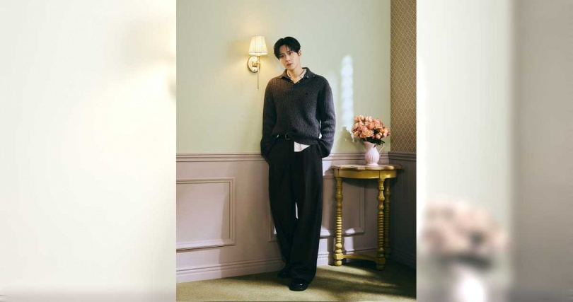 飾演口譯員的金宣虎，需要靈活切換四國語言。（圖／Netflix提供）