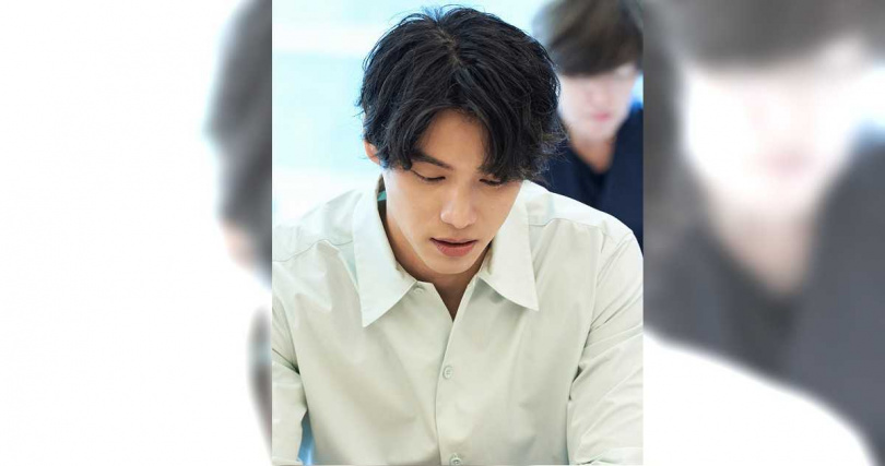 福士蒼汰在戲中和高允貞一起參加戀愛實境秀。（圖／Netflix提供）