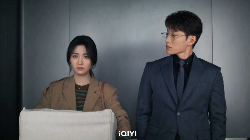 代旭（右）幫盧昱曉按電梯，意外成「電梯戰神」。（圖／iQIYI愛奇藝國際站）