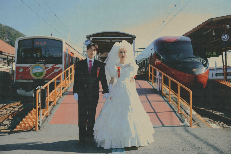 Lulu透露「昭和復古風」這套與媽媽30年前結婚的婚紗款式高度雷同。（圖／天地合娛樂提供）