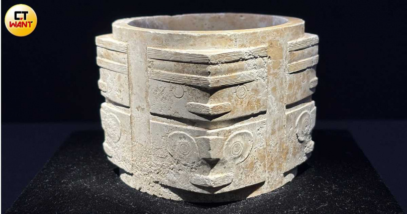 良渚文化時期的玉琮,上面刻有神秘的神人獸面紋,令人聯想起三星堆的神祕文明。(圖╱王若攝)