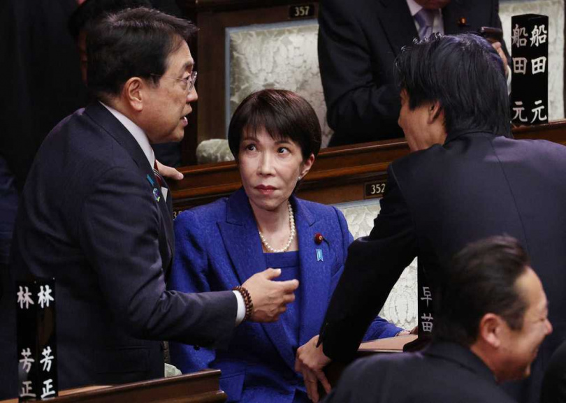 首相高市早苗於內閣會議上簽署解散決議文件,為選戰揭開序幕。