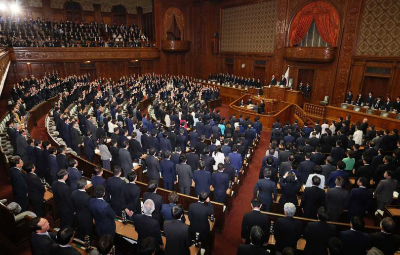 日本眾議院於1月23日下午正式解散,議長額賀福志郎在本會議上宣讀解散詔書。