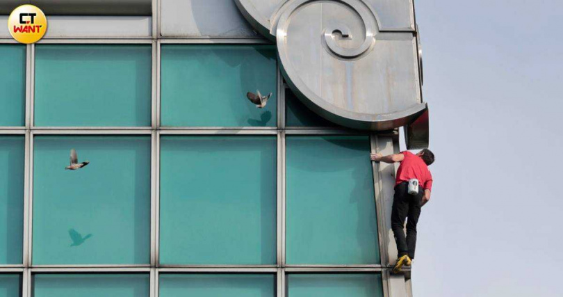 世界頂尖攀岩家艾力克斯霍諾德(Alex Honnold)挑戰徒手攀登台北101。(圖/黃耀徵攝)