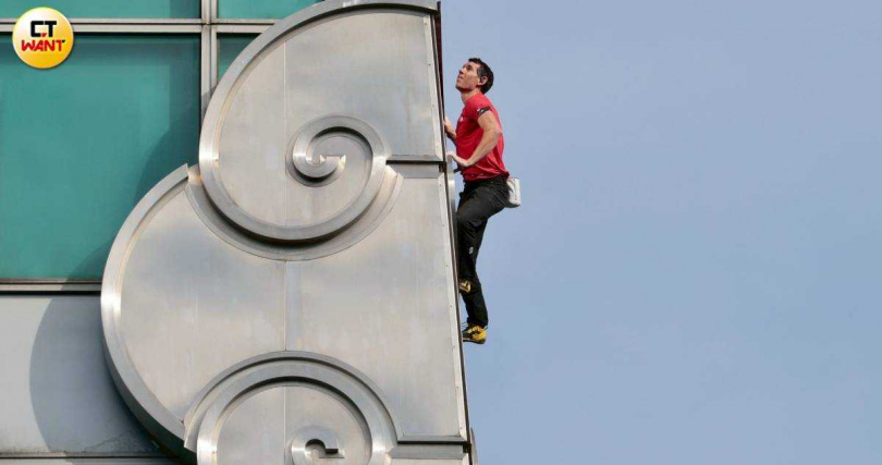 世界頂尖攀岩家艾力克斯霍諾德(Alex Honnold)挑戰徒手攀登台北101。(圖/黃耀徵攝)