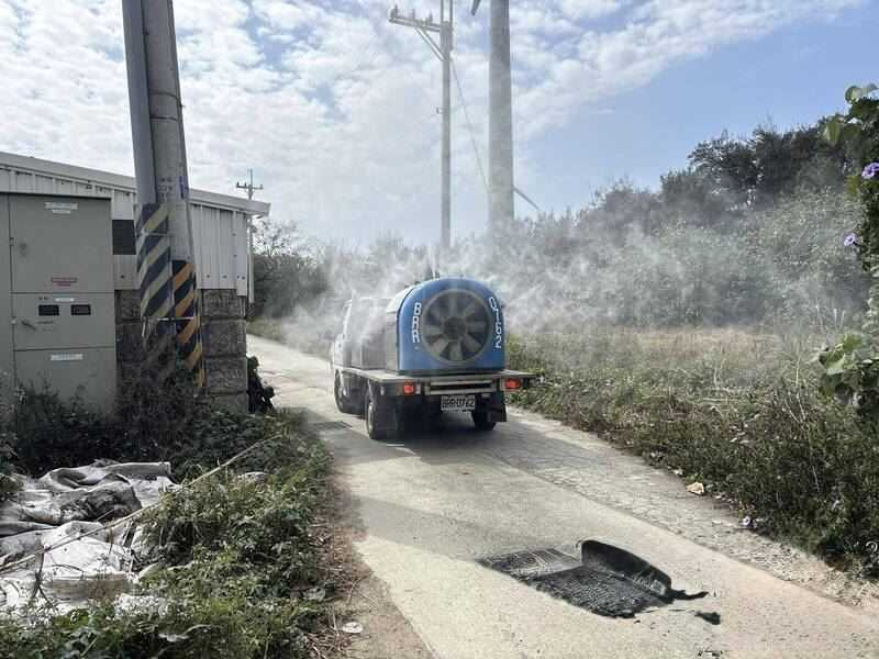 動物防疫人員進行場區消毒作業，並加強周邊環境清潔。