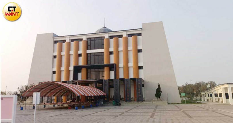 吵了20年的芳苑火葬場在彰化縣長王惠美強勢主導下有了曙光,王惠美的「魄力」讓外界眼睛為之一亮。圖為芳苑鄉殯儀館(慈慧堂)。(圖/顏瑋辰攝)