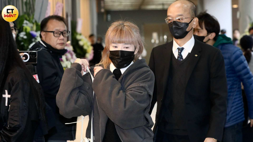 陸元琪戴著口罩，不發一語步入會場。（圖／侯世駿攝）