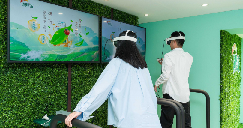 純喫茶新品上市，金萱青茶結合五感體驗與VR科技，帶你穿越高山茶園。（圖片提供／統一）
