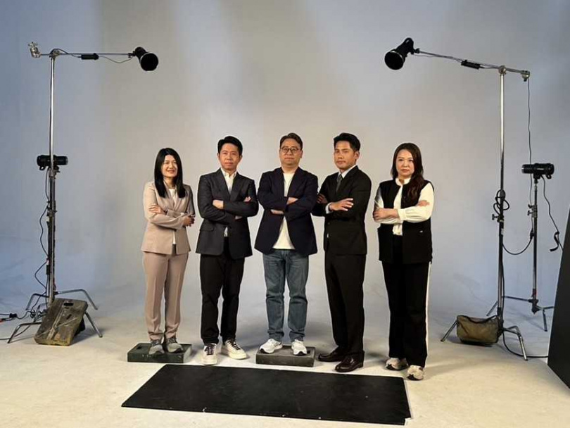黃世杰（中）希望在與市議員候選人同框時傾聽民瘼。（圖／翻攝自黃世杰競選群組）