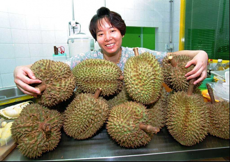 馬來西亞榴槤價格今年大幅崩跌,高端品種「貓山王」也難逃降價,掀起一波搶購熱潮。