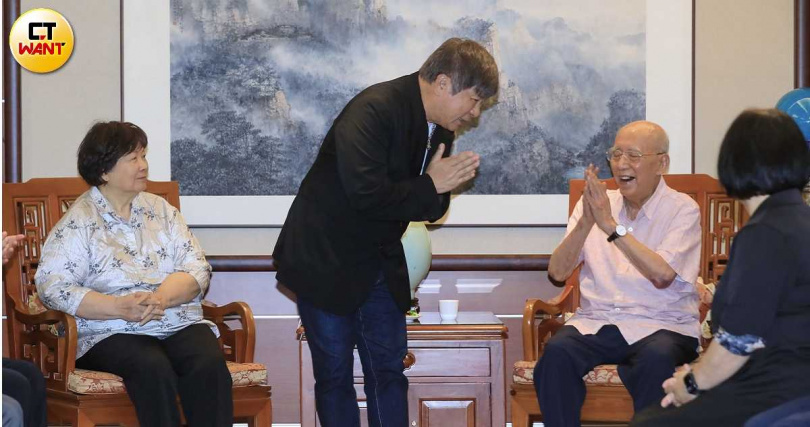 胡瓜率「十方啟能中心」學員,親自向曾任內政部長的吳伯雄表達感謝。(圖/周志龍攝)
